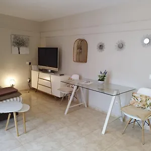 Las Palmeras, 893 Apartment